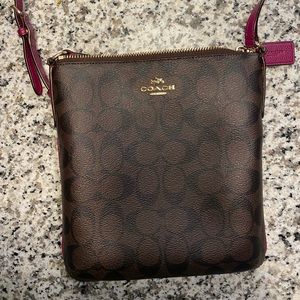 Like new! Coach messenger bag.